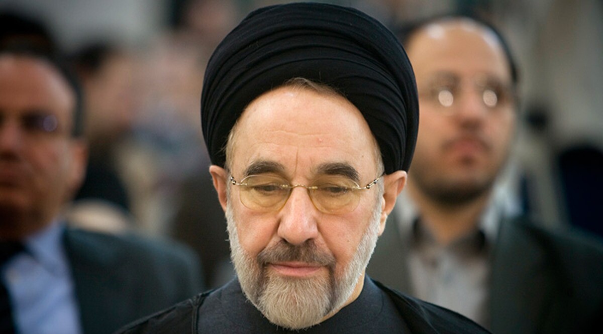 نگاهی به کیک تولد محمد خاتمی رئیس جمهور سابق با خلاقیت بی نظیر اُوستا قنّاد در طراحی کیک/ از بریدن کیک تا فوت کردن شمع توسط آقای سیاستمدار +عکس