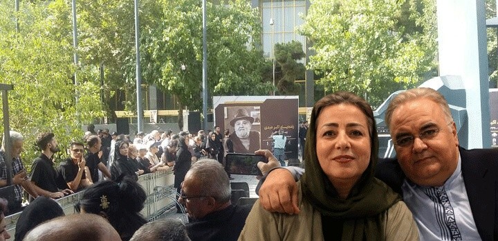 عاشقانه‌های جذاب همسر اکبر ابدی در غم یارش در وداعی که ایران را به گریه انداخت؛ حضور بهرام افشاری، رضا عطاران، بهنوش طباطبایی، محسن کیایی، بهاره رهنما و... در مراسم تشییع مرد خنده‌های ایران