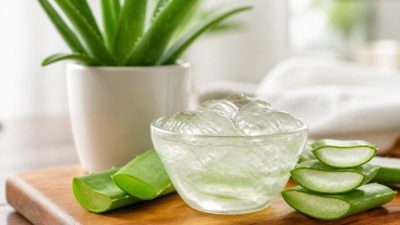 برگ بریده آلوئه‌ورا با ژل شفاف روی سطحی روشن در نور طبیعی