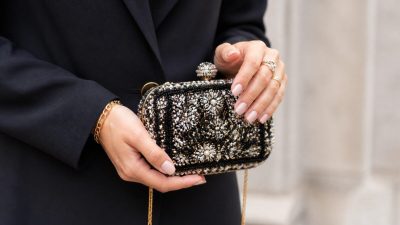 کیف دستی مهره‌دوزی ظریف روی میز روشن با نور طبیعی و پس‌زمینه مینیمال