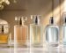 چند شیشه عطر شفاف با اندازه‌های متفاوت روی سطحی روشن در نور طبیعی