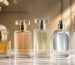 چند شیشه عطر شفاف با اندازه‌های متفاوت روی سطحی روشن در نور طبیعی