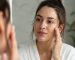 نمای نزدیک از چهره زنی با پیشانی و بینی براق و گونه‌های مات در نور طبیعی