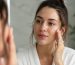 نمای نزدیک از چهره زنی با پیشانی و بینی براق و گونه‌های مات در نور طبیعی