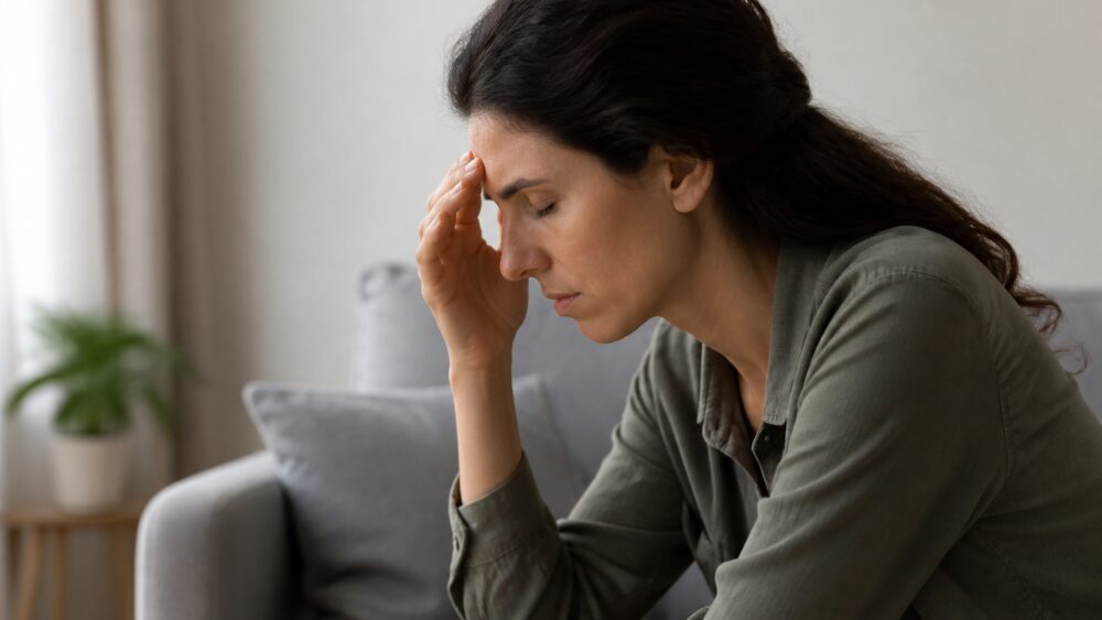 پزشک در حال مقایسه اسکن های مغزی زن و مرد روی نمایشگرهای پزشکی