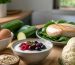 چیدمان سبزیجات تازه، میوه، ماست ساده و حبوبات کم‌نمک روی میز آشپزخانه