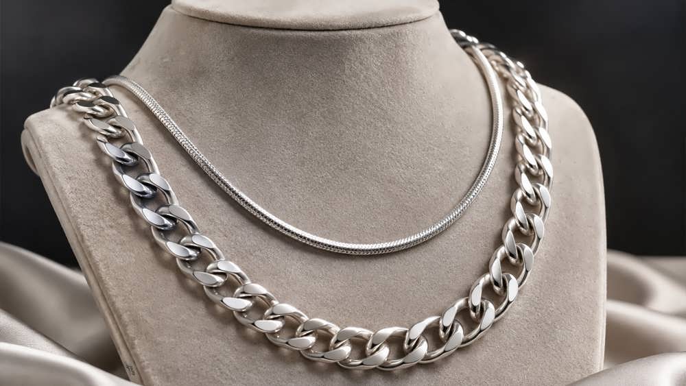 نمایش مجموعه‌ای از زیورآلات نقره استرلینگ ۹۲۵ با کیفیت بالا و درخشان روی یک پایه مخملی.