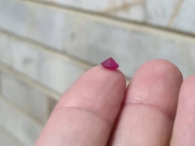 سنگ زینتی یاقوت کد 1052 روی انگشت