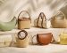 چیدمانی از کیف‌های زنانه بهاری و تابستانی شامل مدل رافیا، نیم‌دایره، دسته‌ضربدری و بشکه‌ای روی زمینه روشن