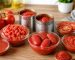 چیدمان گوجه‌فرنگی تازه، ورقه‌ای، خردشده، پوره و رب در ظروف سفید روی میز آشپزخانه