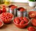 چیدمان گوجه‌فرنگی تازه، ورقه‌ای، خردشده، پوره و رب در ظروف سفید روی میز آشپزخانه