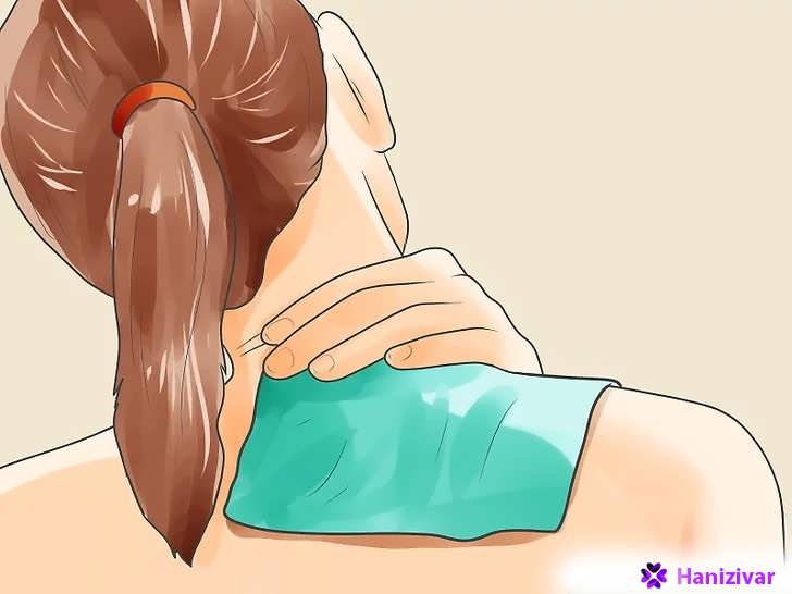 استفاده از کمپرس سرد روی شانه و گردن برای تسکین درد و التهاب عضلانی.