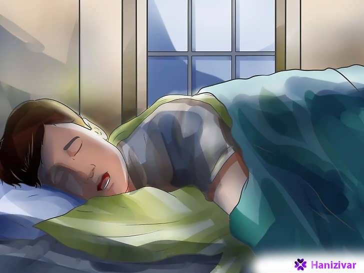 مرد در حال خواب آرام در رختخواب در محیط تاریک اتاق خواب.