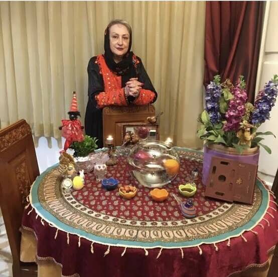 مریم امیرجلالی روبروی میز