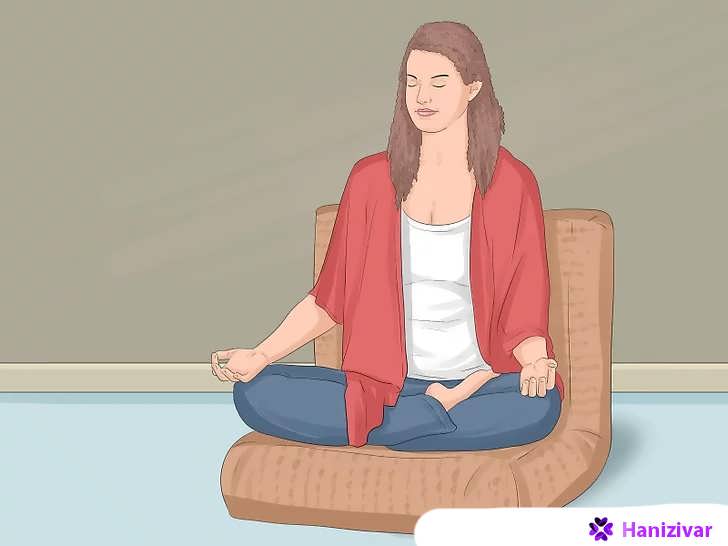 زن در حال مدیتیشن روی بالشتک مخصوص