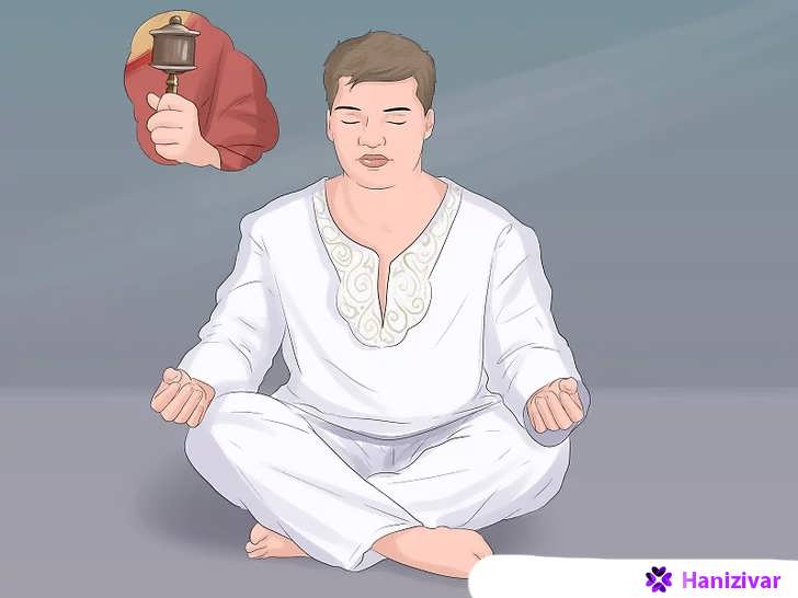 مرد در حال مدیتیشن با چرخ دعا