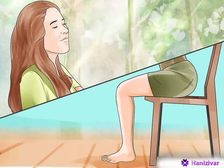 زن در حال تمرین مدیتیشن و نشستن روی صندلی برای رسیدن به آرامش ذهنی.