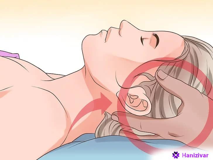 دست در حال ماساژ دادن ناحیه گردن و پشت گوش برای کاهش تنش های عضلانی.