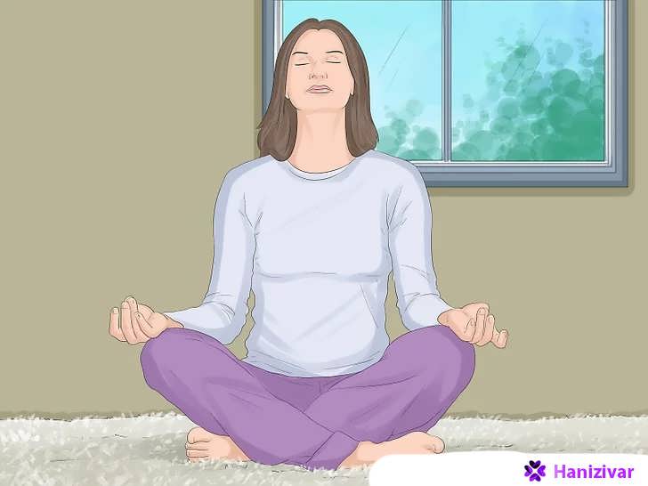 زن در حال مدیتیشن در محیط آرام خانه