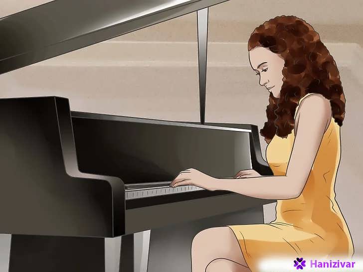زنی در حال نواختن پیانو